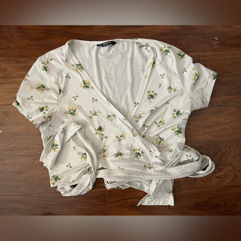 Cropped tie floral shirt